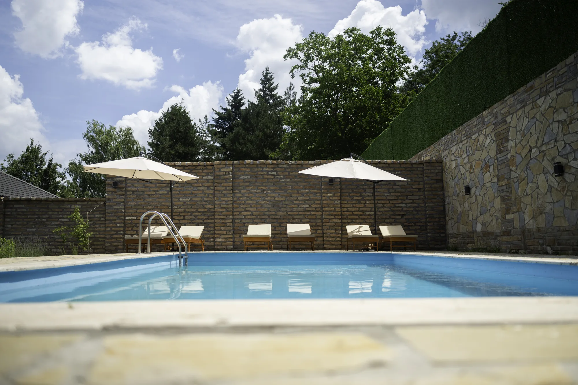 Privatni bazen sa ležaljkama i suncobranima — Villa Royalstone